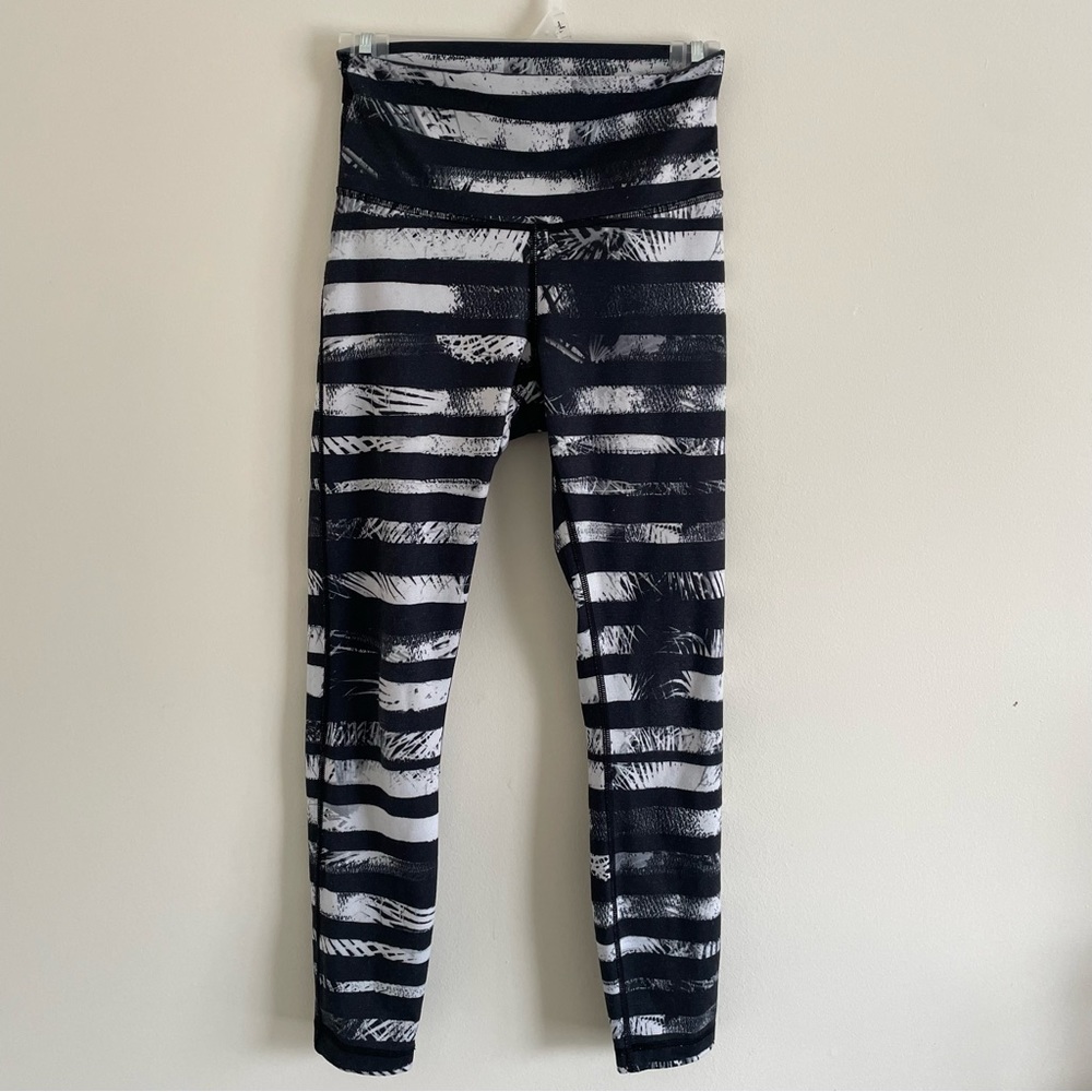 Lululemon Wunder Under Crop II - Picture 2 of 4